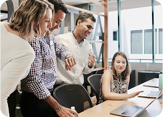 Équipe administrative travaillant sur la gestion des repas scolaires avec une application en ligne