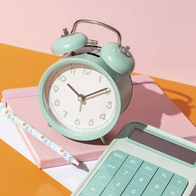 Fournitures scolaires avec une horloge et une calculatrice